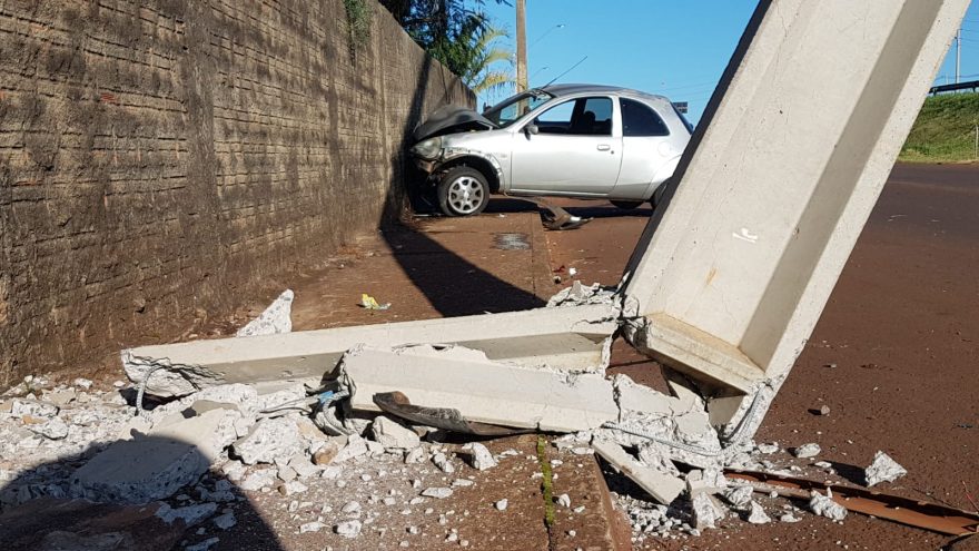 Após colisão traseira, Ford Ka derruba poste e atinge muro em Cascavel
