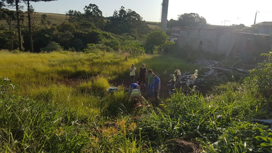 Mulher cai de bicicleta em terreno baldio e sofre duas fraturas