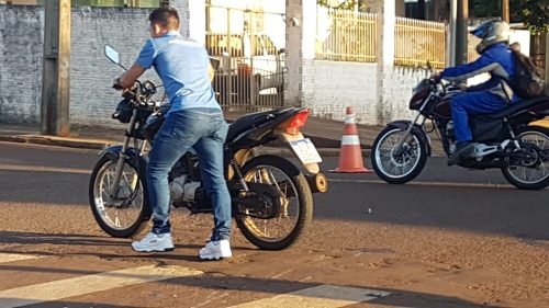Mulher fica ferida após colisão entre motocicletas no Bairro Floresta Imagem referente a Mulher fica ferida após colisão entre motocicletas no Bairro Floresta