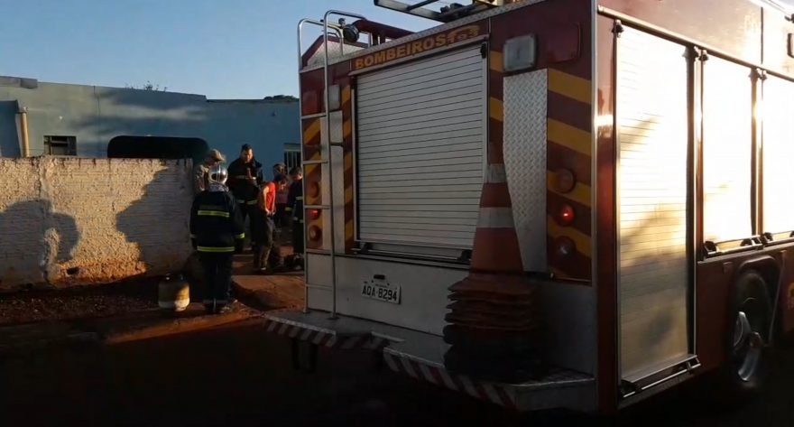 Princípio de incêndio é controlado por moradores e bombeiros vistoriam imóvel