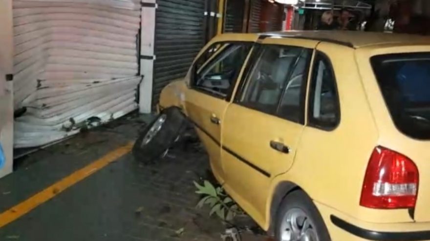 Condutor colide com veículo estacionado e com porta de loja na Av. Carlos Gomes