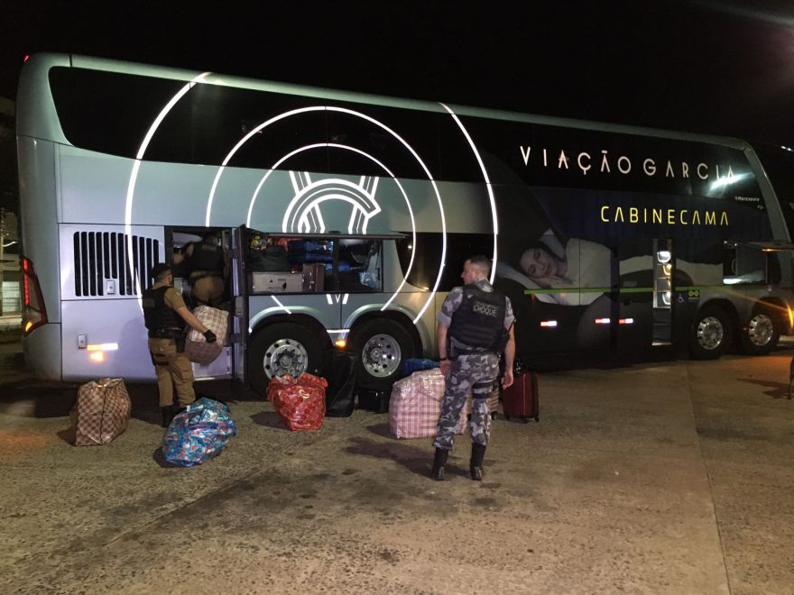 Choque e Rotam realizam abordagem a ônibus na rodoviária de Cascavel