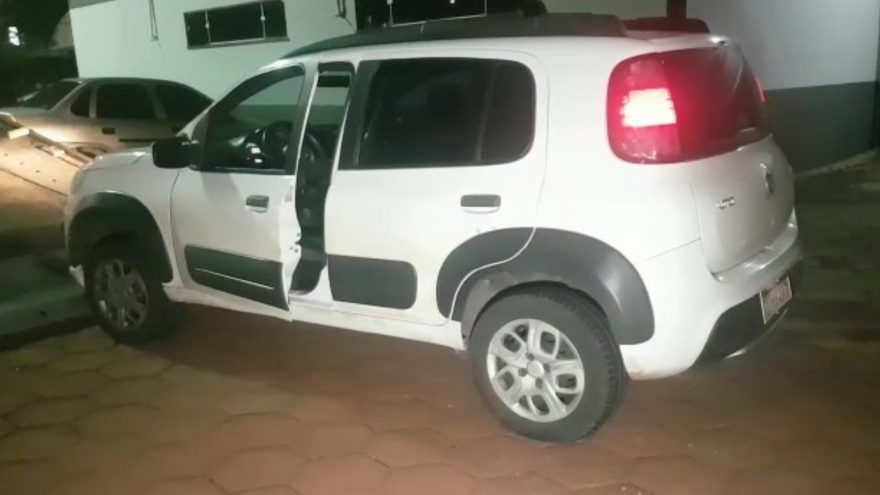 Carro roubado é recuperado e carga de cigarro é apreendida em blitz da PM