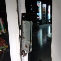 Imagem referente a Farmácia é alvo de arrombamento na Av. Tancredo Neves; os dois ladrões estavam acompanhados por um cachorro