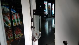 Farmácia é alvo de arrombamento na Av. Tancredo Neves; os dois ladrões estavam acompanhados por um cachorro
