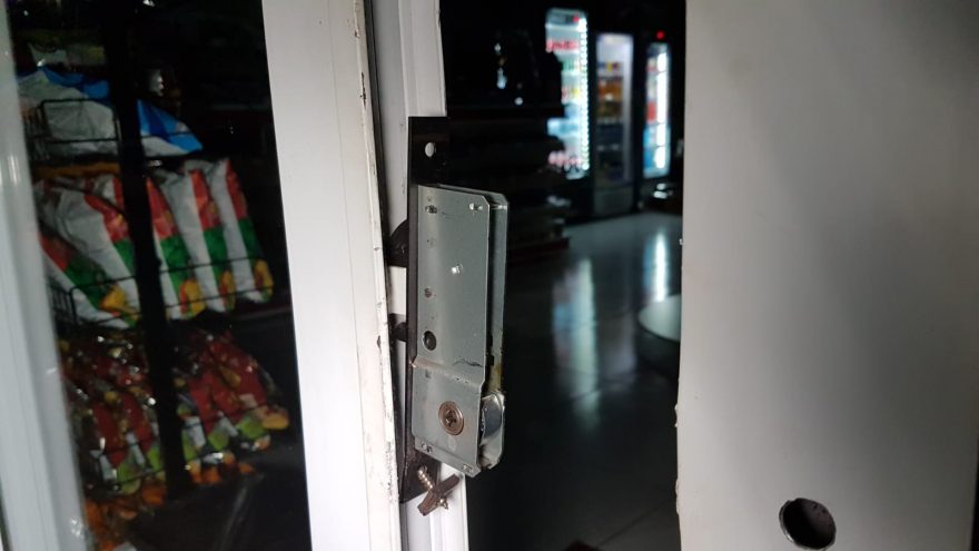 Farmácia é alvo de arrombamento na Av. Tancredo Neves; os dois ladrões estavam acompanhados por um cachorro
