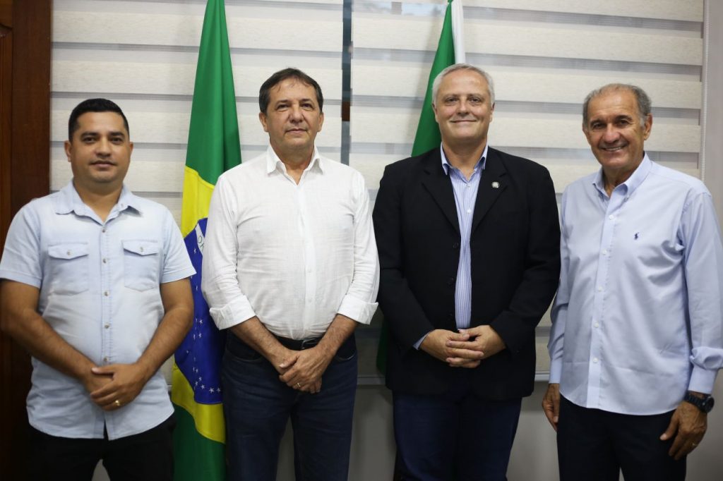 Prefeito Chico Brasileiro empossa novos secretários municipais de Foz do Iguaçu
