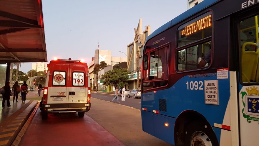 Jovem sofre desmaio dentro de ônibus do transporte coletivo no Centro