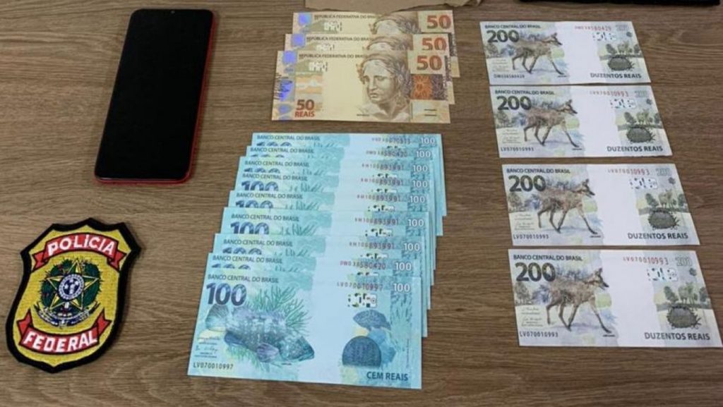 Homem é preso ao receber R$ 2 mil em cédulas falsas em Erechim