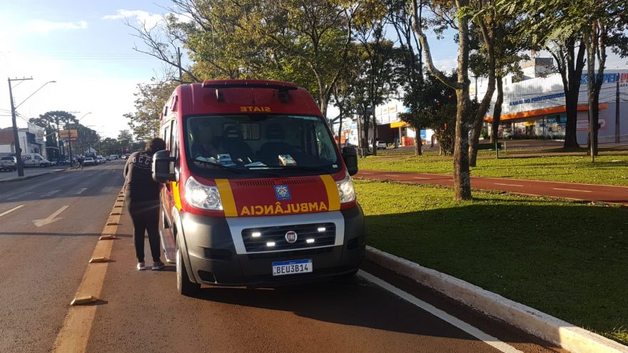 Ciclista é socorrido pelo Siate após sofrer queda na Avenida Brasil