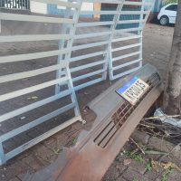 Imagem referente a Ladrões jogam carro contra fachada de empresa, causam grande destruição, mas fogem sem levar nada; para-choque ficou para trás