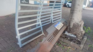 Ladrões jogam carro contra fachada de empresa, causam grande destruição, mas fogem sem levar nada; para-choque ficou para trás