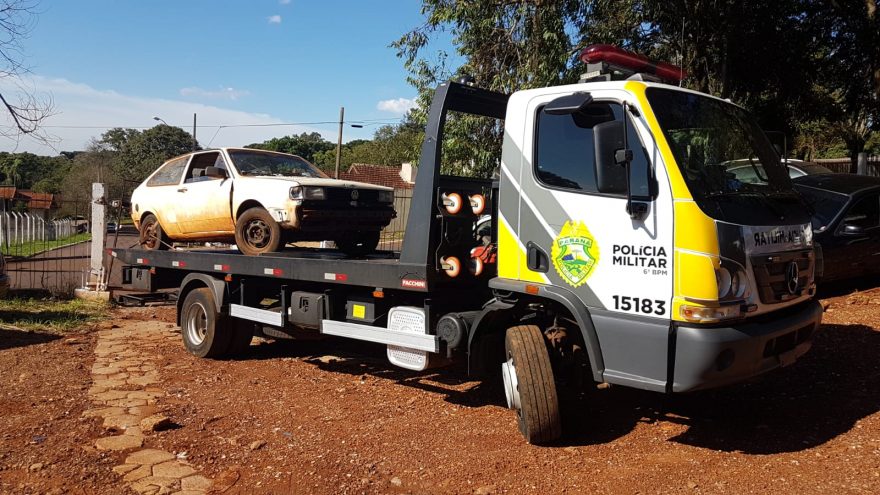 Carro que foi jogado contra empresa durante tentativa de furto é apreendido pela PM