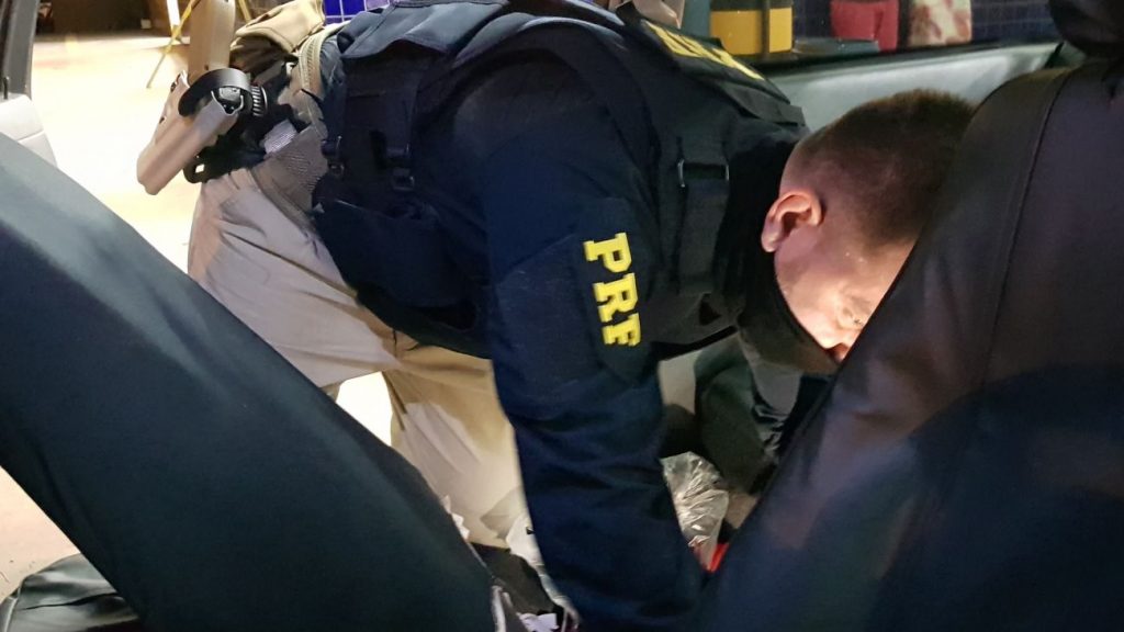 PRF em Bom Jesus encontra revólver e munições escondidos em caminhonete