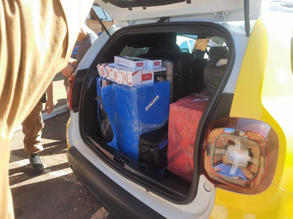 Caixas de cigarro, receptores de televisor e celulares são apreendidos em ônibus na rodoviária de Cascavel Caixas de cigarro, receptores de televisor e celulares são apreendidos em ônibus na rodoviária de Cascavel