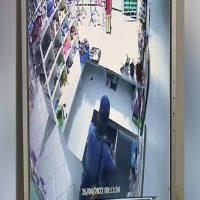 Imagem referente a Série de arrombamentos no Centro: Vídeo mostra ladrão furtando dinheiro em caixa de ateliê