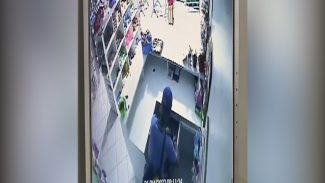 Série de arrombamentos no Centro: Vídeo mostra ladrão furtando dinheiro em caixa de ateliê