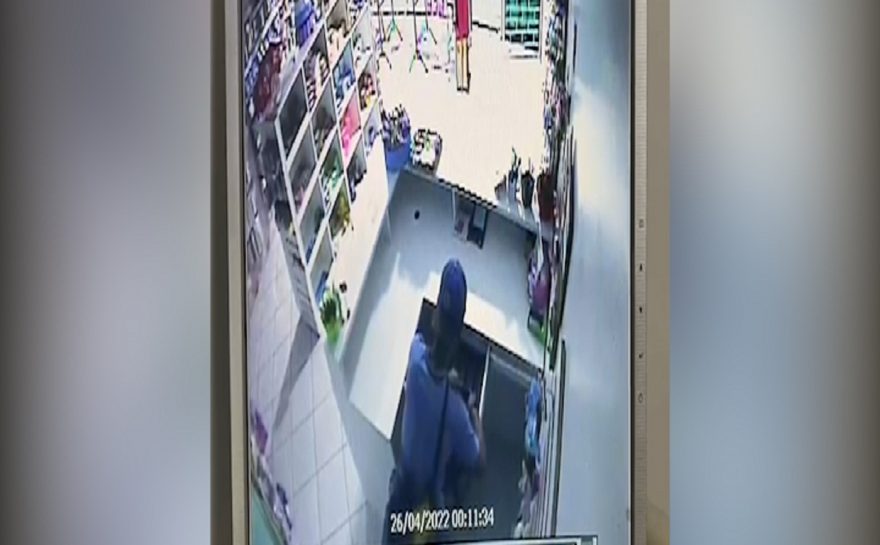Série de arrombamentos no Centro: Vídeo mostra ladrão furtando dinheiro em caixa de ateliê