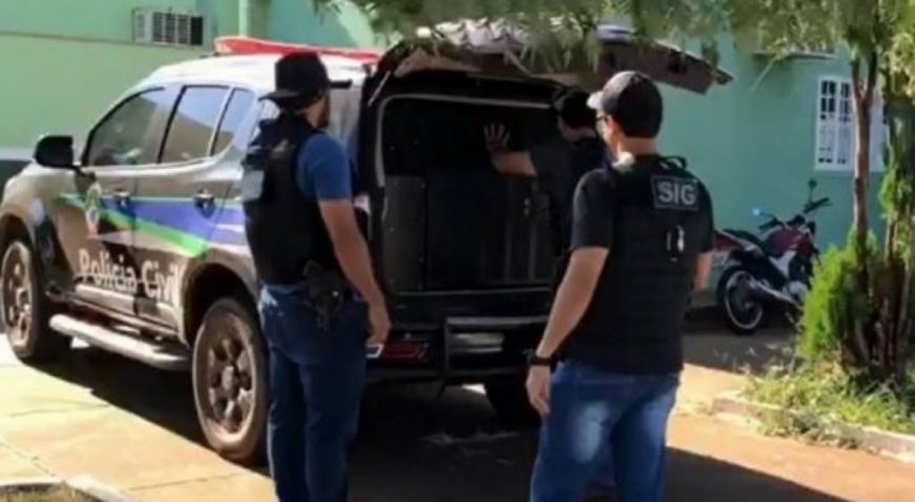 Mulher é presa por policiais civis após descumprir livramento condicional
