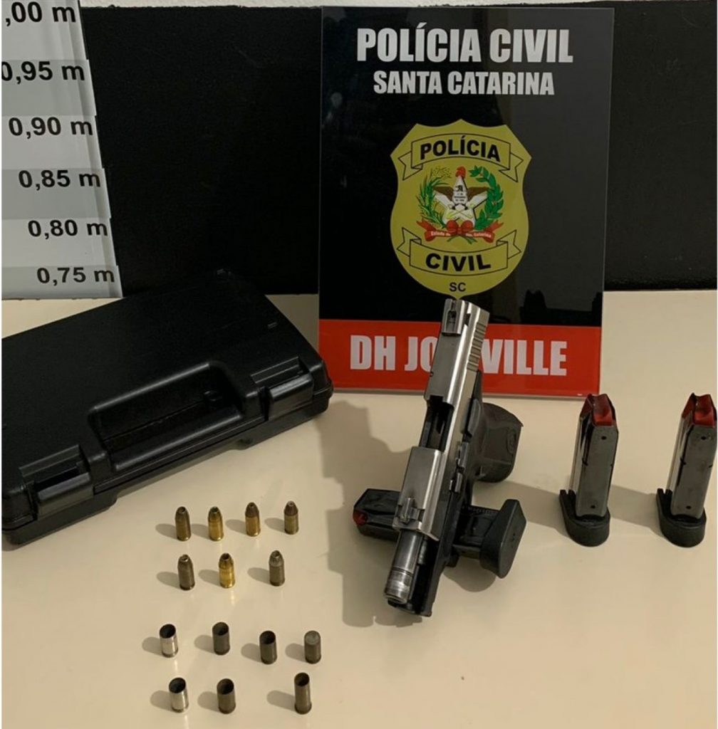 Em investigação de homicídios em Joinville, Polícia Civil apreende arma e adolescente