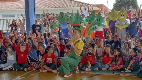 Curitiba – Família Folhas passa por mais duas escolas nesta semana Imagem referente a Curitiba – Família Folhas passa por mais duas escolas nesta semana