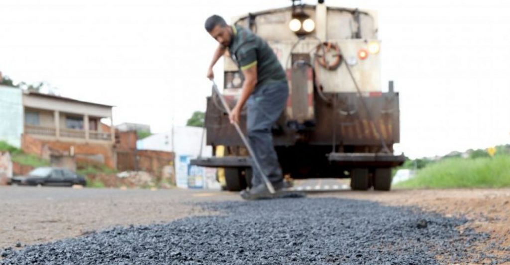 Serviço de tapa-buracos é executado nas regiões leste e sul nesta terça (26)