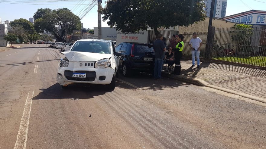 Carros colidem em cruzamento no Centro e veículo estacionado é atingido