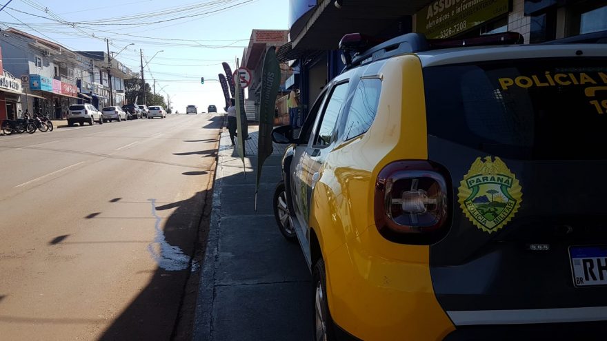 Bandido coloca arma no rosto de empresário durante assalto em loja do shopping São Paulo