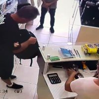 Imagem referente a Vídeo: Armado, bandido assalta loja de eletrônicos e prejuízo chega aos R$ 80 mil