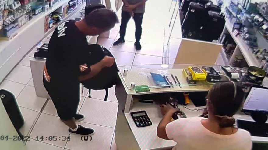Vídeo: Armado, bandido assalta loja de eletrônicos e prejuízo chega aos R$ 80 mil