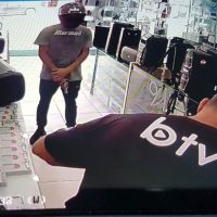 Imagem referente a Veja a chegada e fuga dos criminosos após assalto em loja do shopping São Paulo