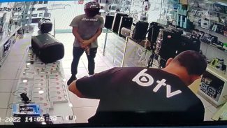 Veja a chegada e fuga dos criminosos após assalto em loja do shopping São Paulo