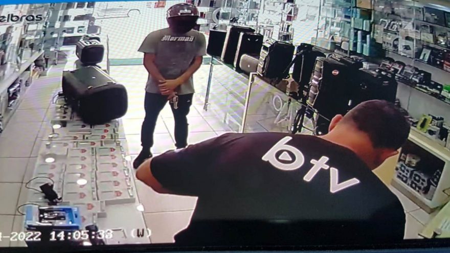 Veja a chegada e fuga dos criminosos após assalto em loja do shopping São Paulo