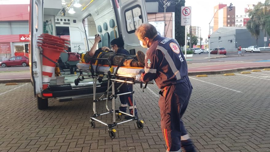 Colisão entre bicicletas deixa jovem ferido no Centro