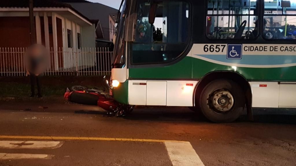 Forte colisão entre motocicleta e ônibus deixa vítima ferida