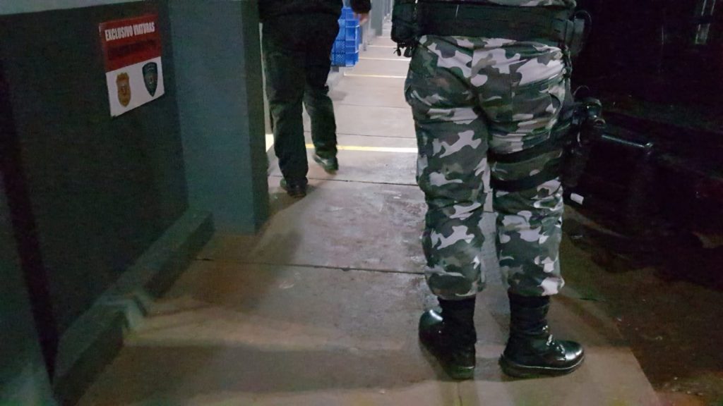 Jovem é detido por ter arma de fogo sem registro em casa no Pioneiros Catarinenses