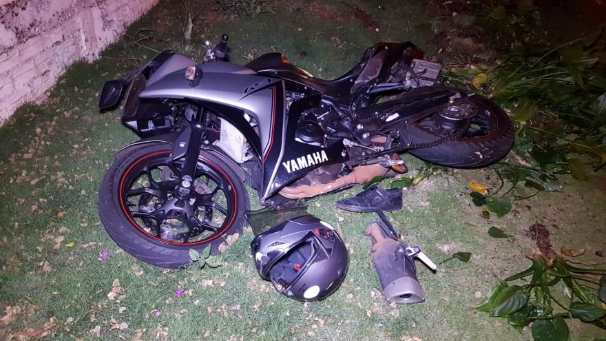 Motociclista sofre suspeita de fratura após grave colisão no Periolo