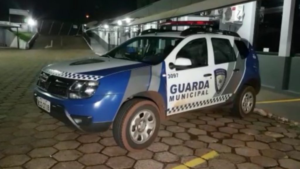 Detido por violência doméstica é levado pela Guarda Municipal até a delegacia