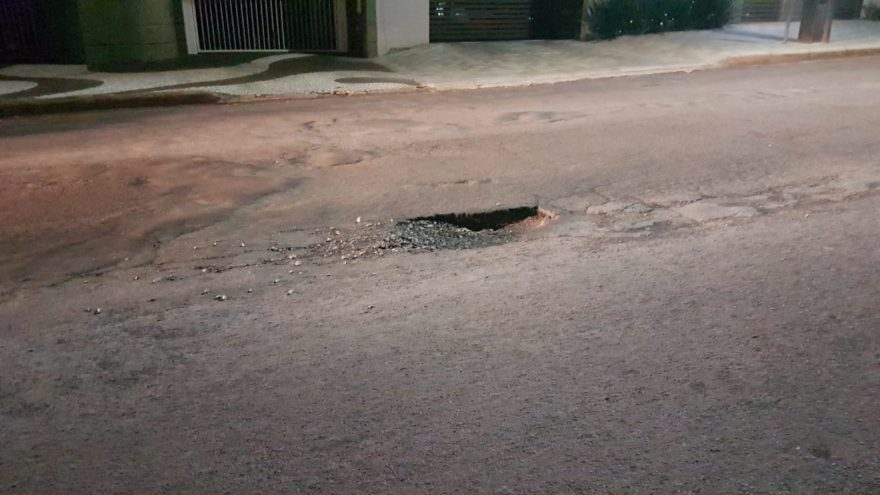 Condutor relata estar revoltado após furar o pneu do carro em um buraco no Centro de Cascavel