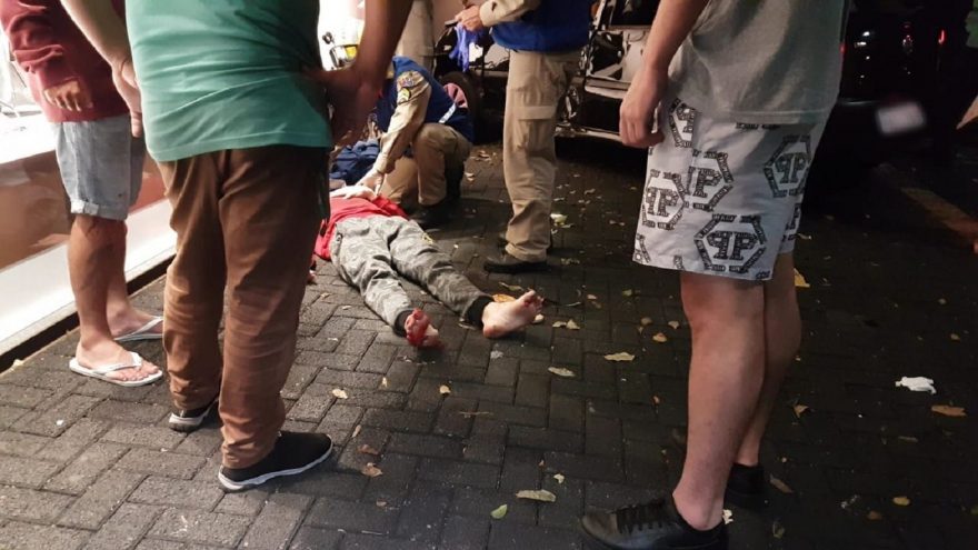 Motociclista fica ferido após colisão de trânsito em cruzamento sinalizado por semáforo no Centro