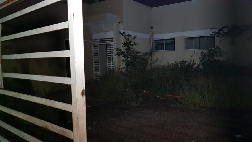 Casa abandonada no Centro serve de esconderijo para arrombadores de lojas