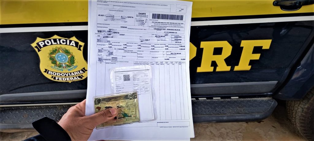 Mais um caminhão é apreendido pela PRF na Bahia transportando 14.000 quilos de gesso com nota fiscal fraudada