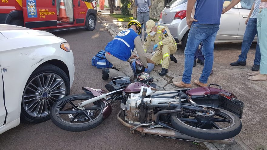 Fusion é atingido por moto ao tentar acessar estacionamento de empresa na Rua Manaus