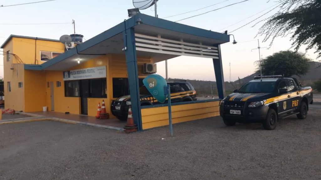 PRF detém motorista com carro furtado e sem CNH em Sertânia
