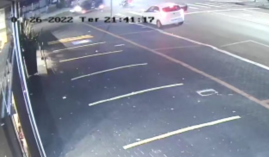 Vídeo mostra gravíssima colisão entre carro e moto no Centro de Cascavel