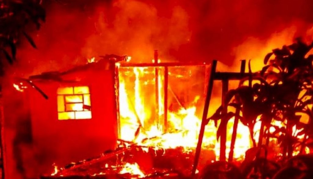 Homem morre carbonizado após incêndio em residência em Alto Piquiri Homem morre carbonizado após incêndio em residência em Alto Piquiri