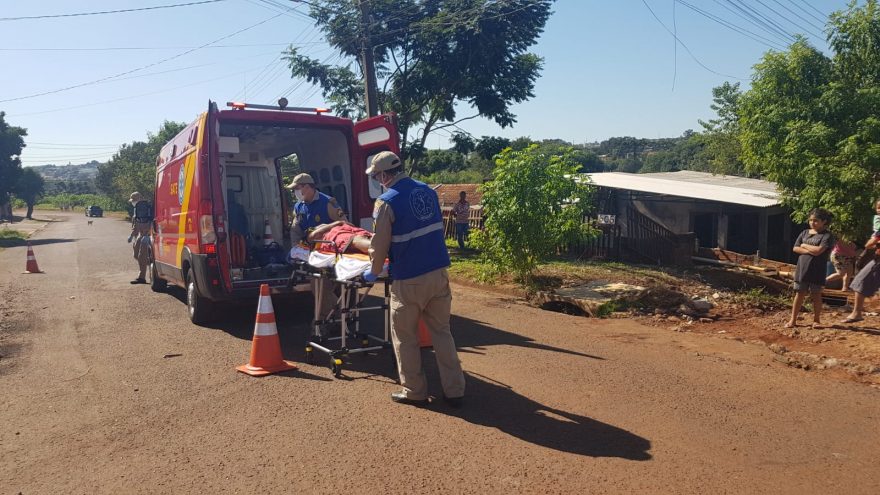 Após tropeçar em pedra, homem sofre queda e bate a cabeça