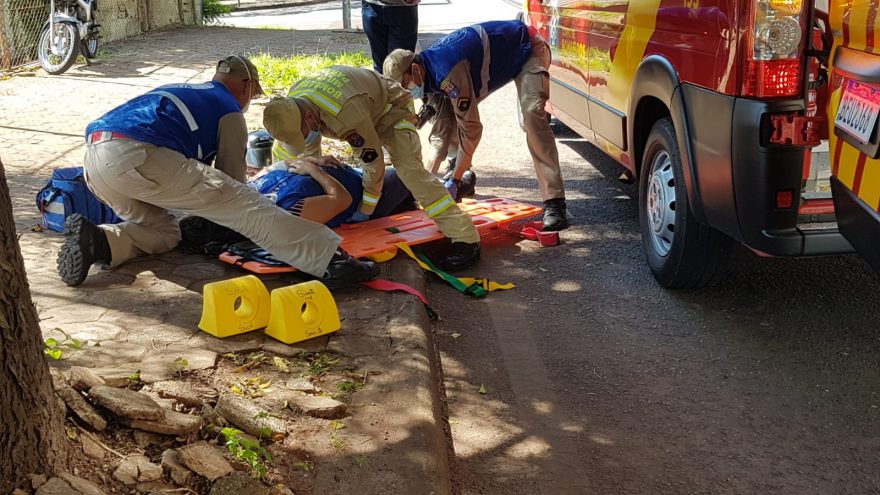 Motociclista fica ferida após se envolver em acidente na Rua Minas Gerais