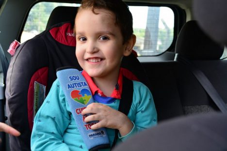 Saúde vai disponibilizar protetores de cinto de segurança para autistas Imagem referente a Saúde vai disponibilizar protetores de cinto de segurança para autistas