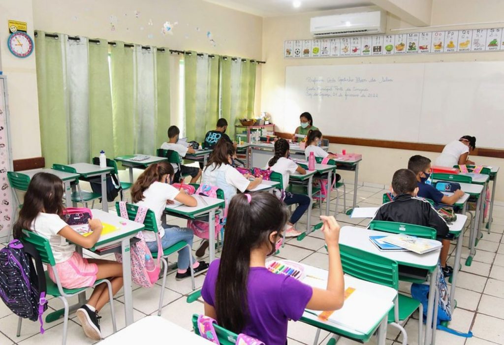 Aulas de espanhol começam a ser ofertadas nas escolas municipais